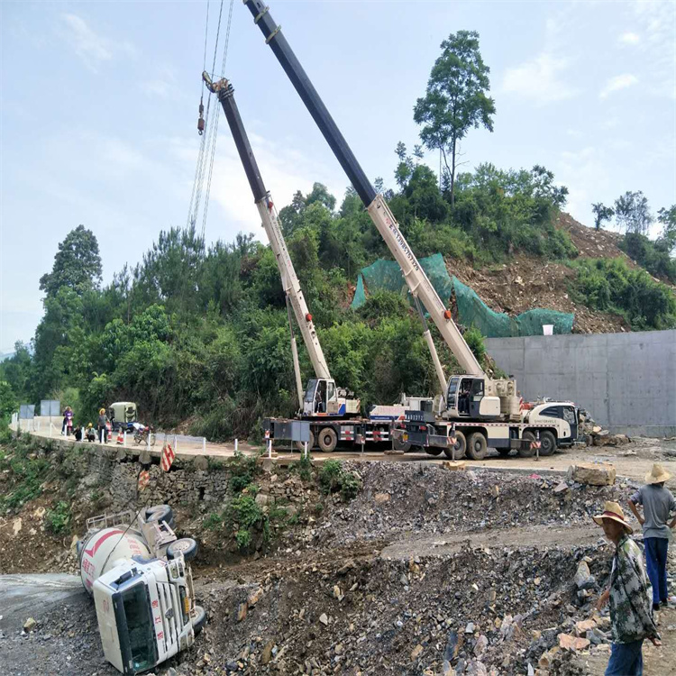 怀远县汽车掉沟里叫吊车救援要多少钱